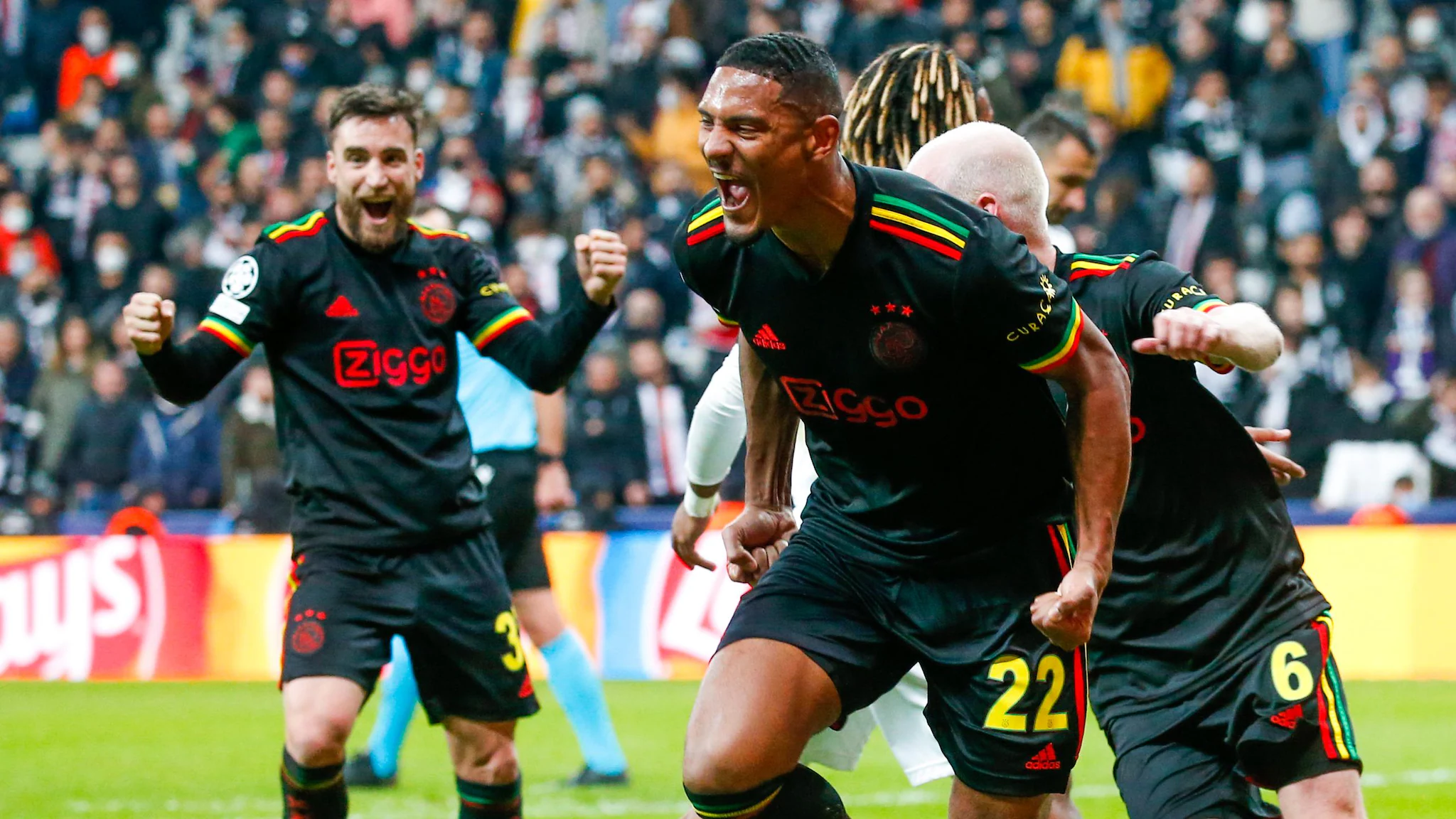 Quando o futebol encontra a música nas camisas