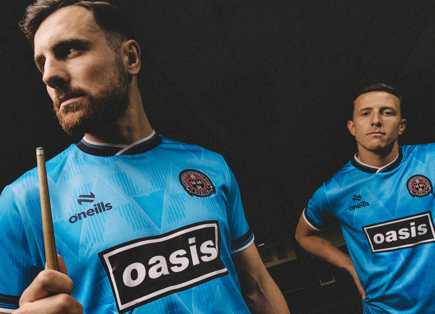 Quando o futebol encontra a música nas camisas