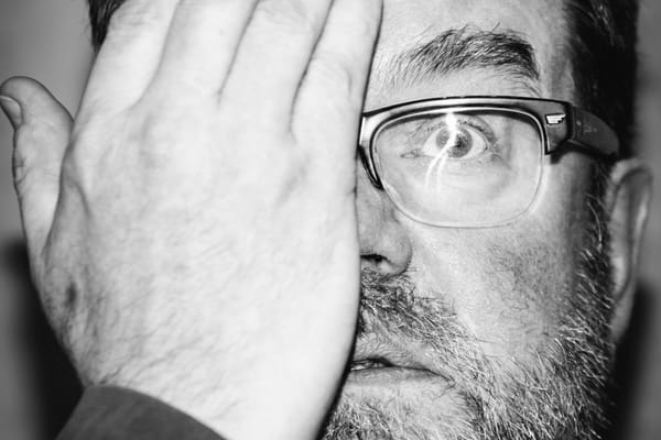 Vaughan Oliver e a arte de transformar som em atmosfera