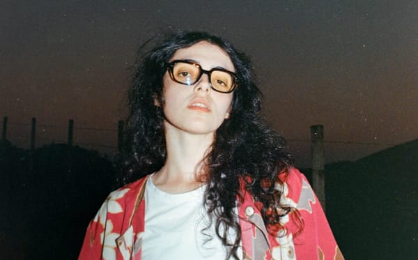 Amélia Janta, canta, cozinha e faz arte